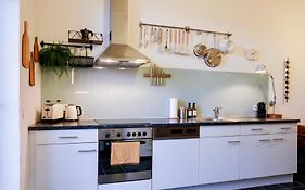 Kunstvolles Apartment Im Zentrum - Free Parking